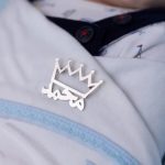 بروش بالاسم مع تاج