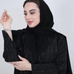 عباية مميزة مقلمة بخطوط بيضاء