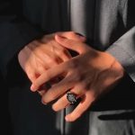 خاتم ملكي رجالي منقوش عليه الاسم حسب الطلب ضع اسمك على خاتمك الملكي